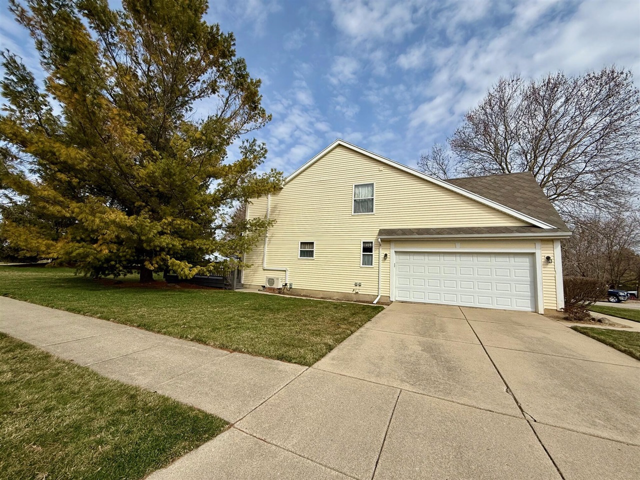 1975 Hollowbrook Drive, Holt, MI, 48842-8637