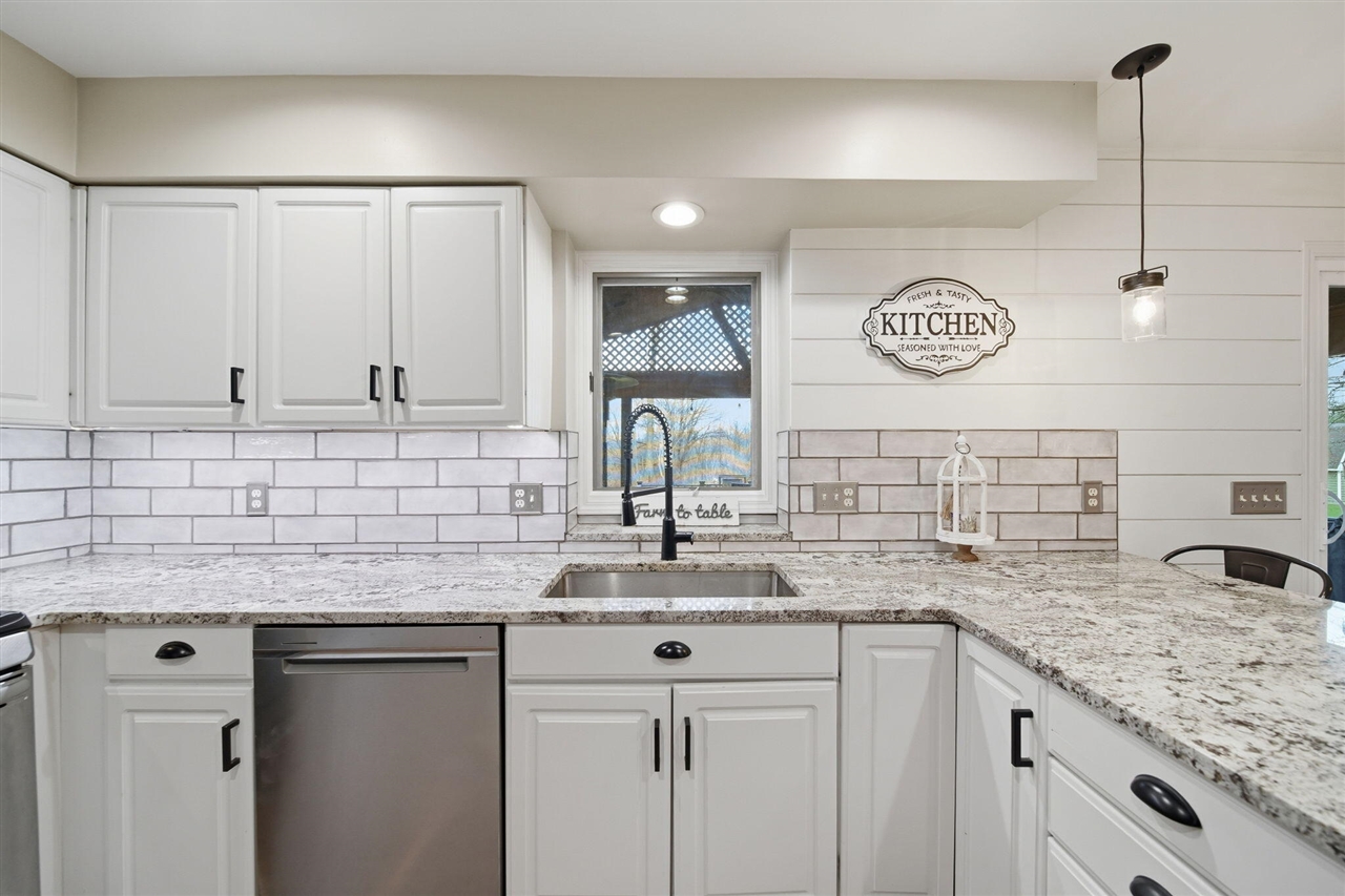 11085 Village Lane, Clinton, MI, 49236