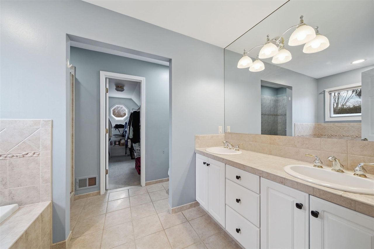 11085 Village Lane, Clinton, MI, 49236