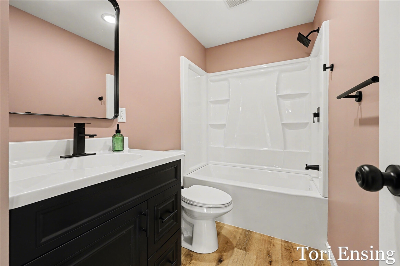 914 N Edgewood Street, Greenville, MI, 48838-1431