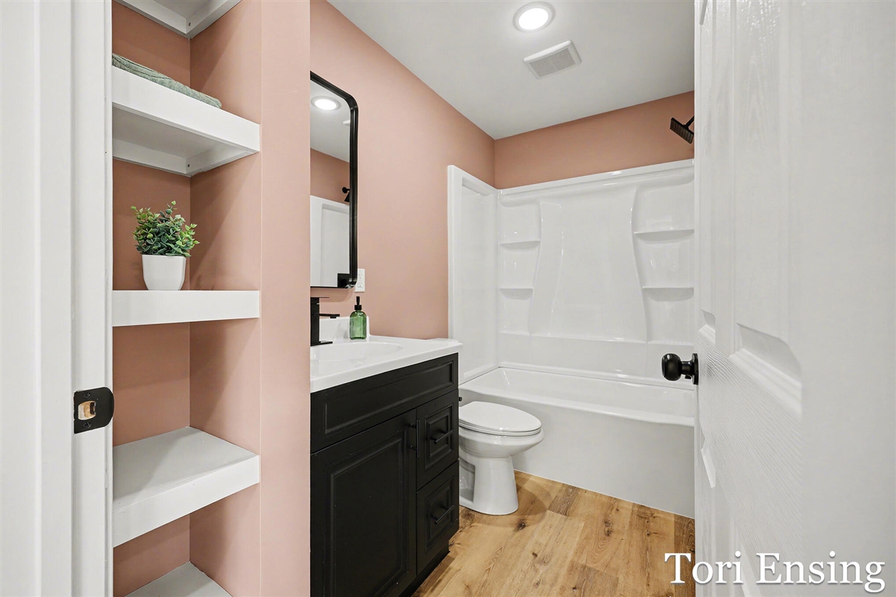 914 N Edgewood Street, Greenville, MI, 48838-1431