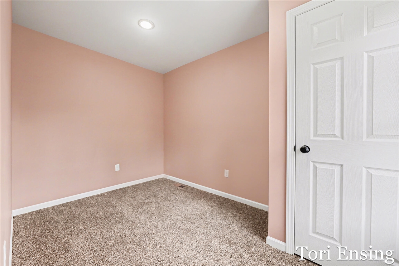 914 N Edgewood Street, Greenville, MI, 48838-1431