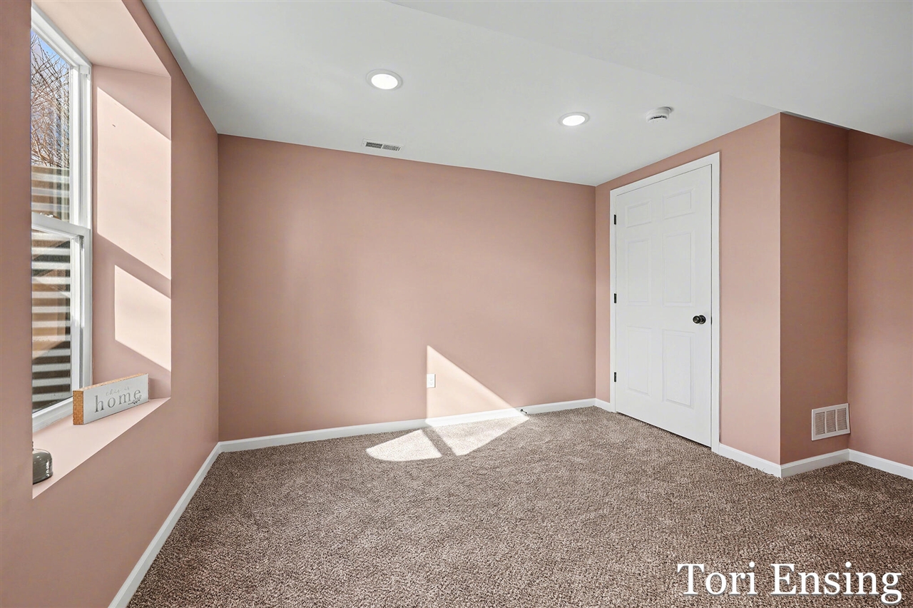 914 N Edgewood Street, Greenville, MI, 48838-1431