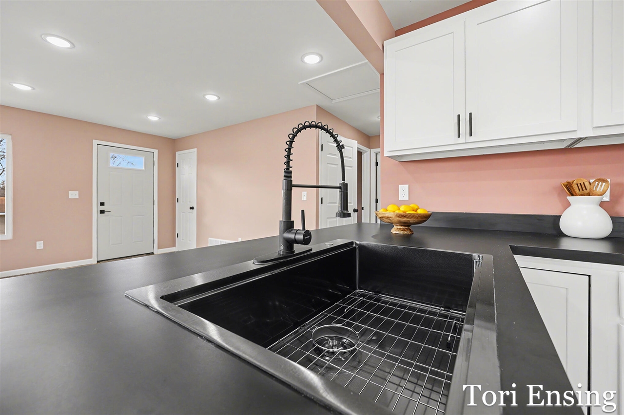 914 N Edgewood Street, Greenville, MI, 48838-1431