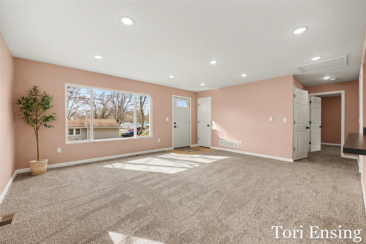 914 N Edgewood Street, Greenville, MI, 48838-1431