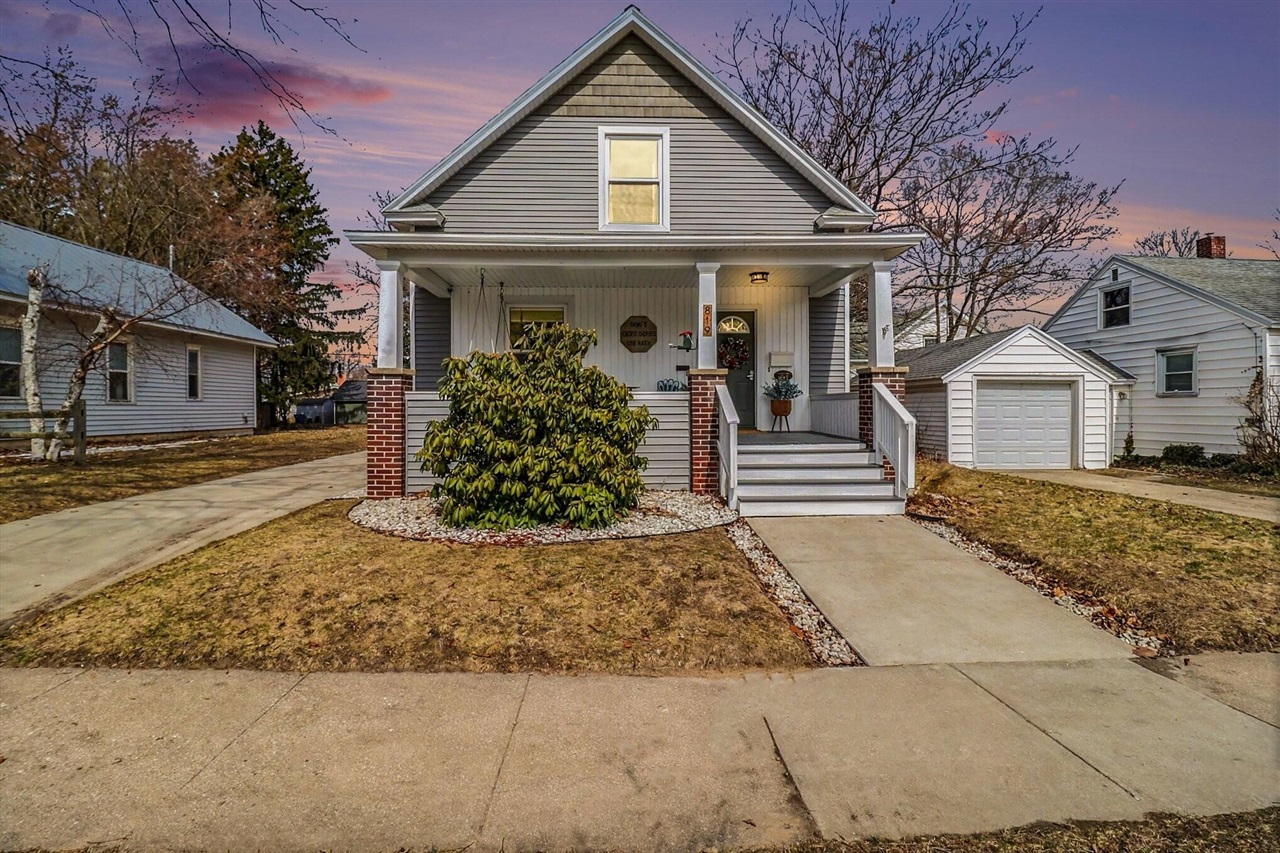 819 E Loomis Street, Ludington, MI, 49431-2218