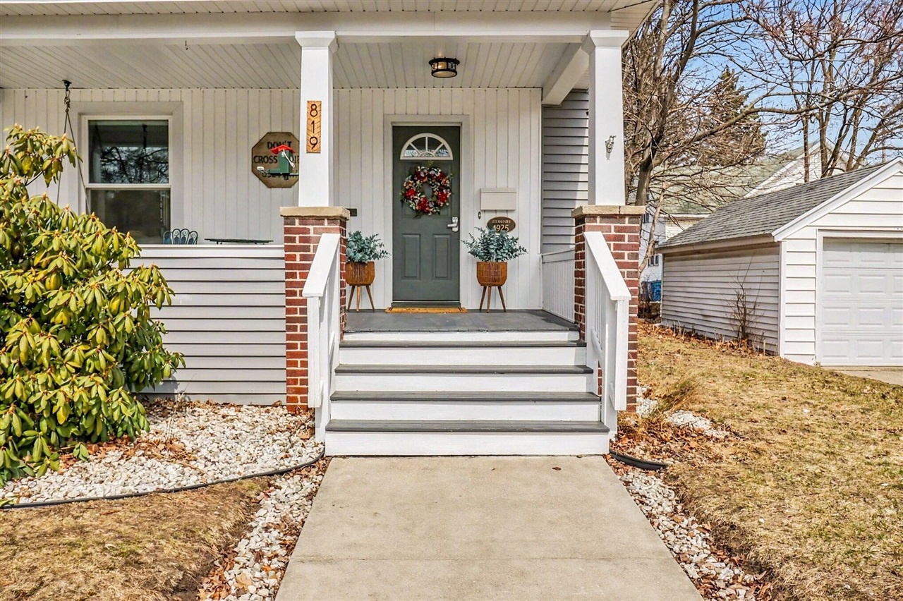 819 E Loomis Street, Ludington, MI, 49431-2218