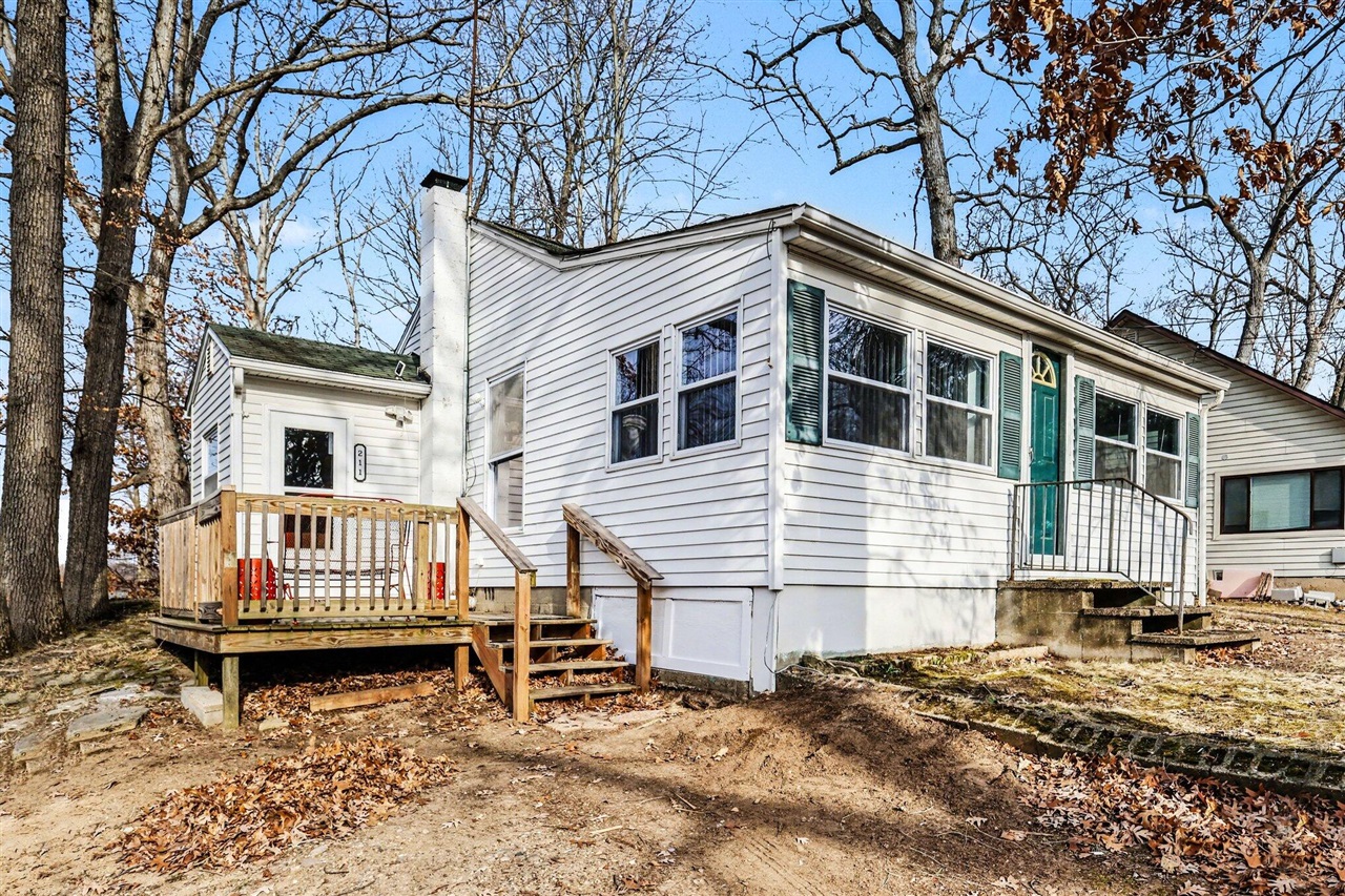 211 North Drive, Brooklyn, MI, 49230-8910