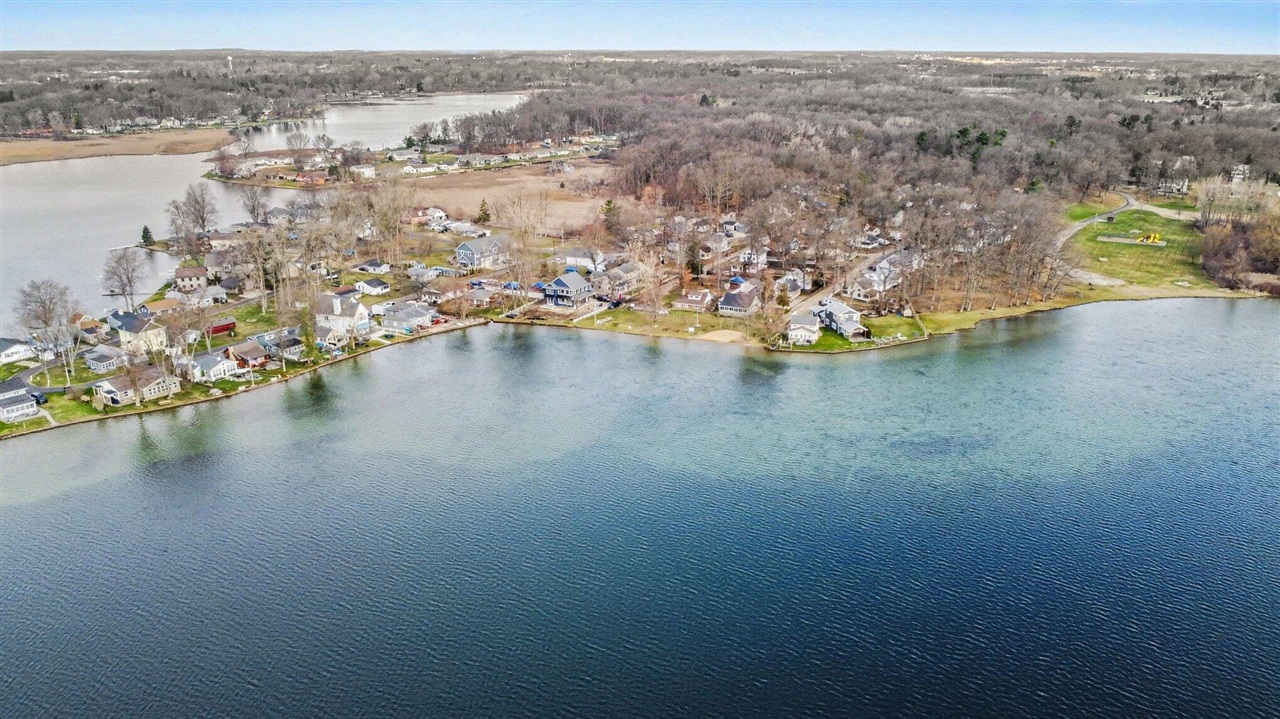 211 North Drive, Brooklyn, MI, 49230-8910