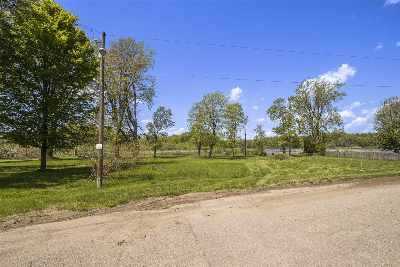 277 Lakeside Drive, Delton, MI, 49046