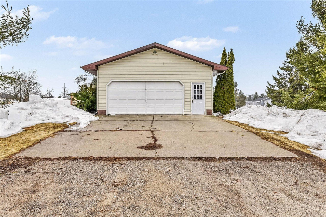 301 Ragen-Bogen Drive, Gaylord, MI, 49735