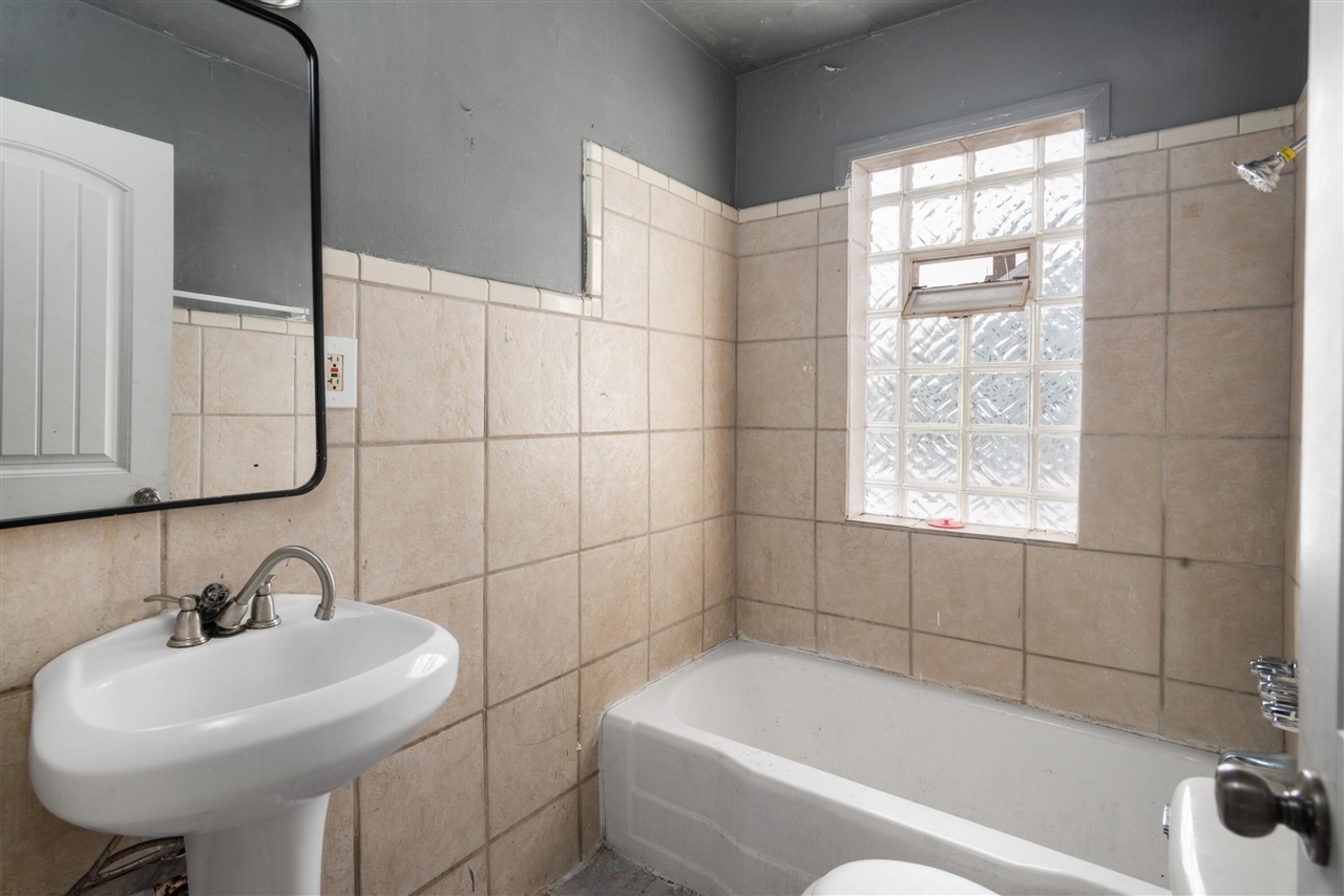 11801 Elmdale Street, Detroit, MI, 48213-1627