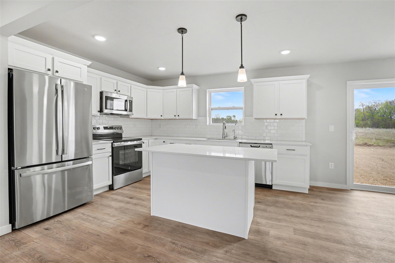 5th image of 575 River Oaks Dr, Watervliet, MI 49098 | MLS# 70522786