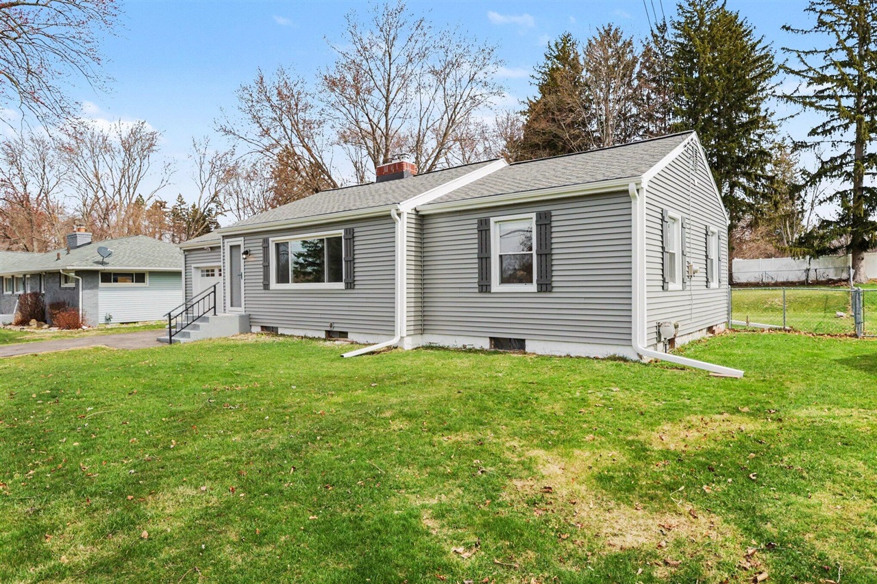 2305 Maple Drive, Jackson, MI, 49203-3650