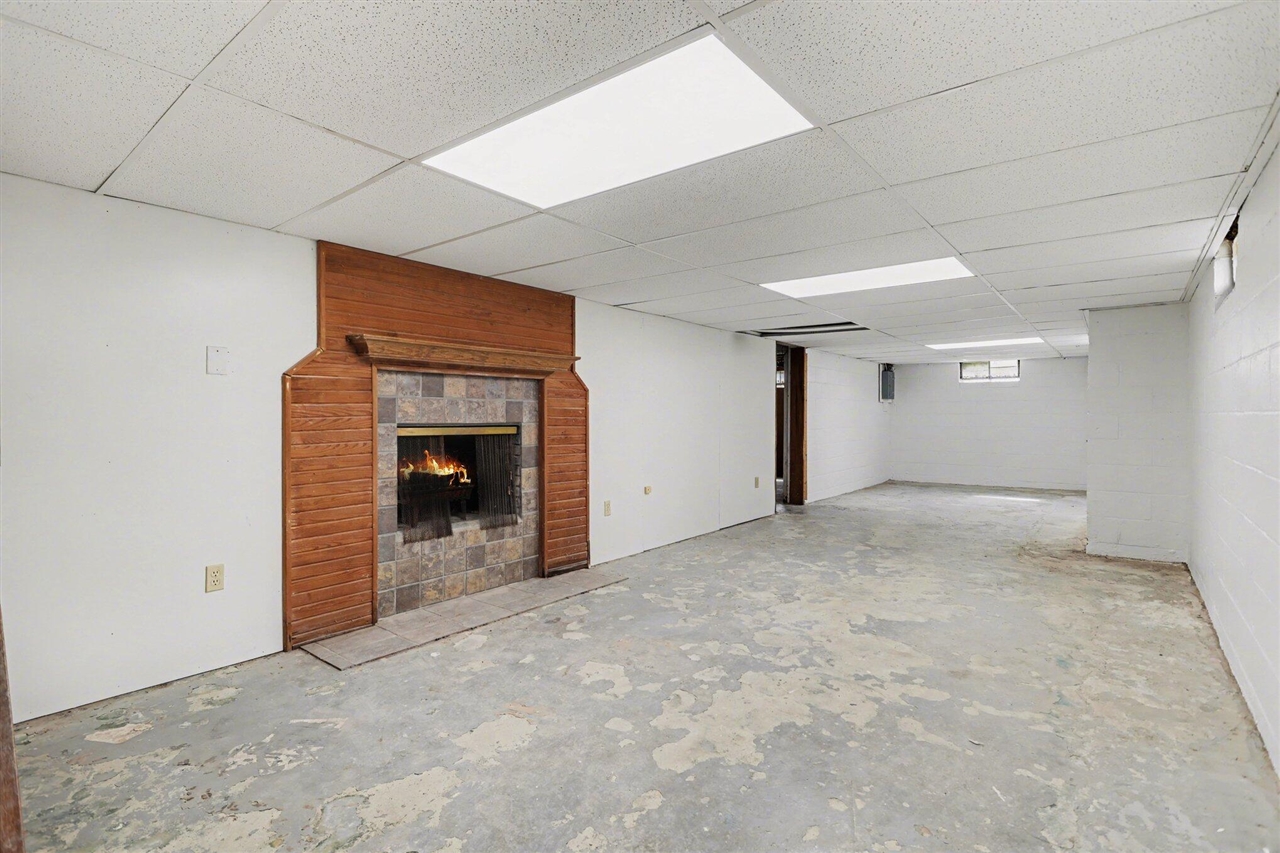 2305 Maple Drive, Jackson, MI, 49203-3650