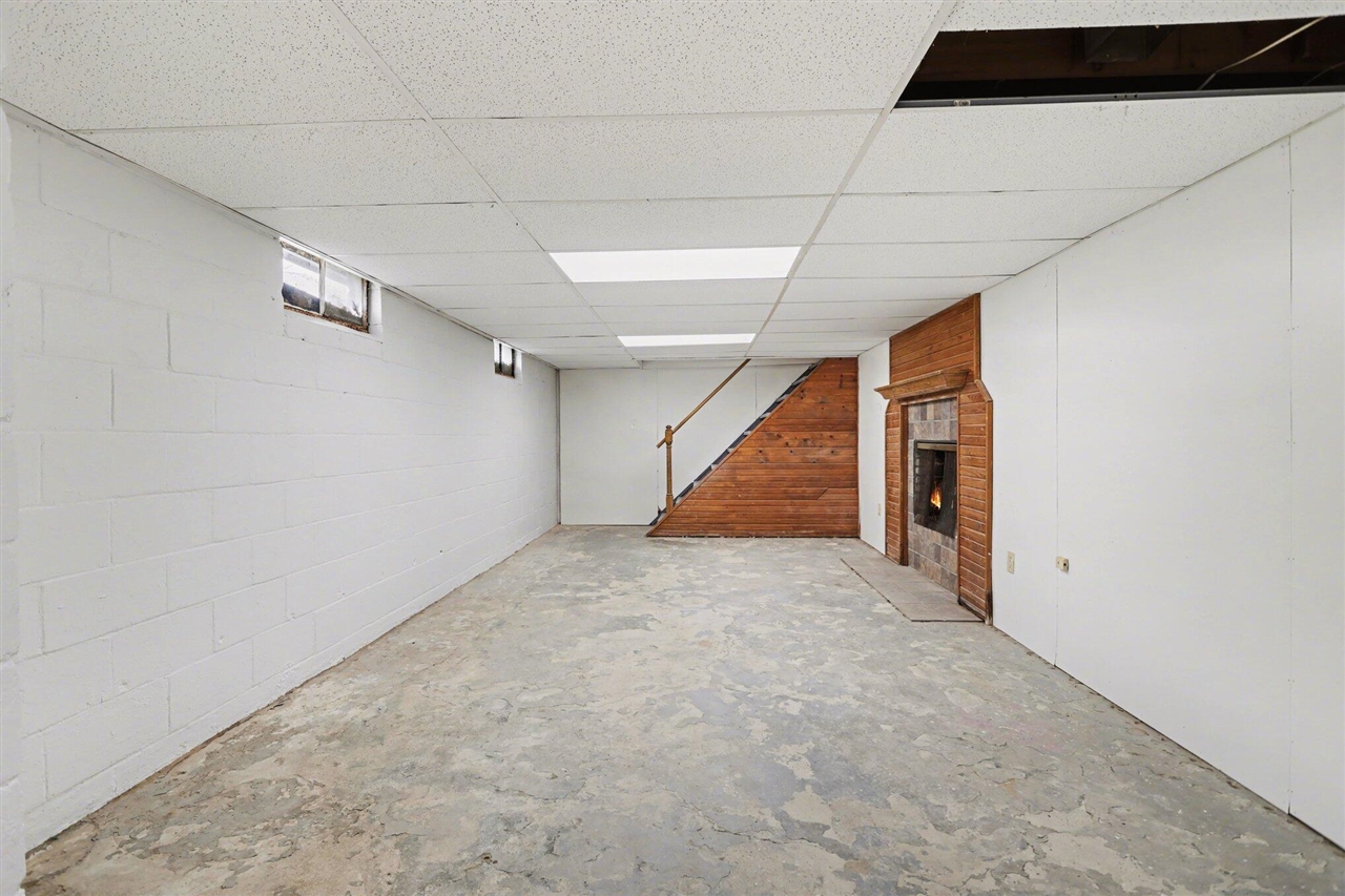 2305 Maple Drive, Jackson, MI, 49203-3650