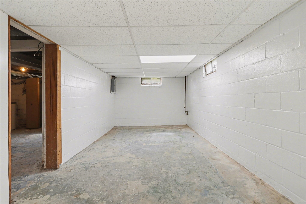 2305 Maple Drive, Jackson, MI, 49203-3650