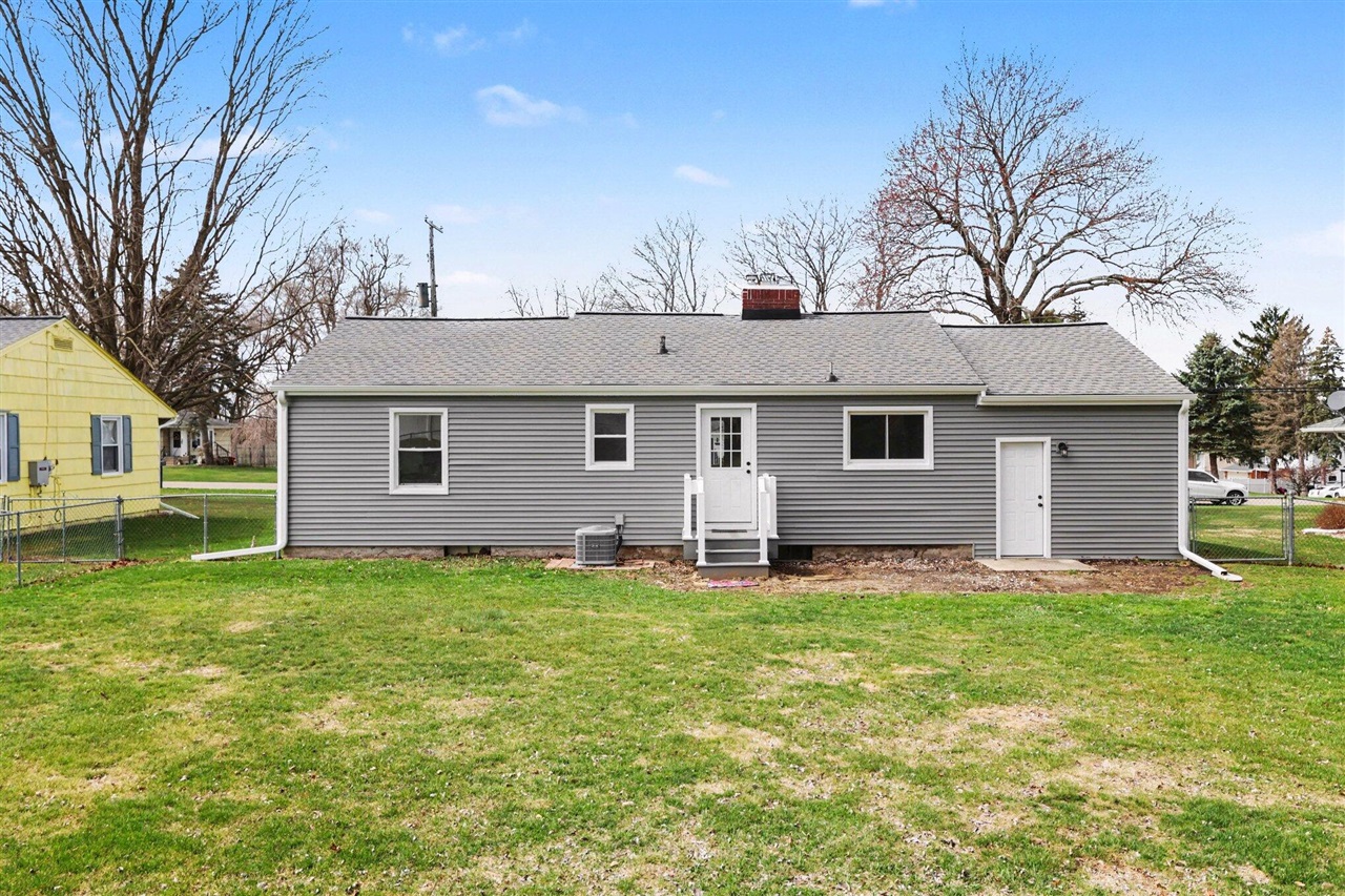 2305 Maple Drive, Jackson, MI, 49203-3650