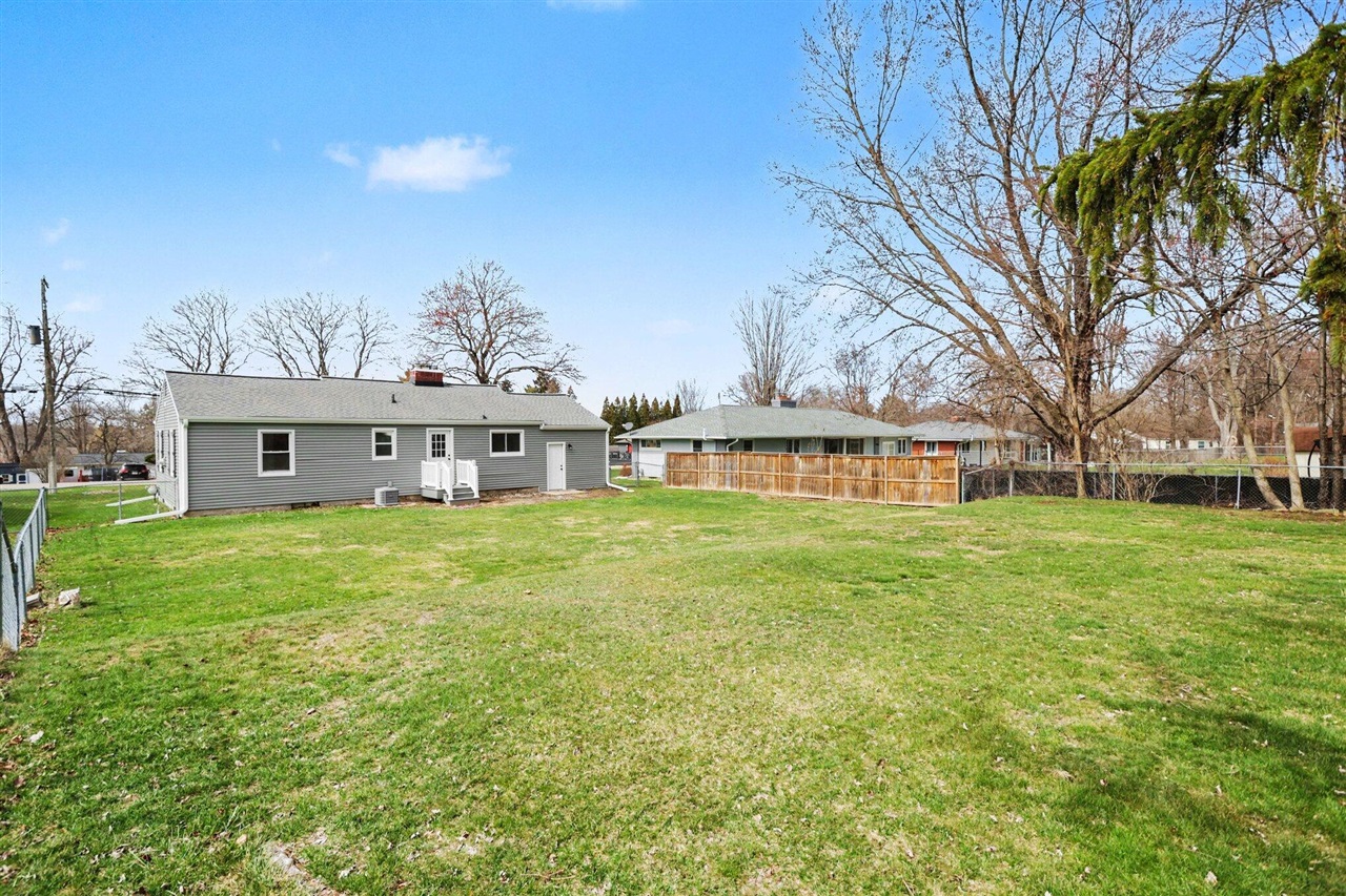 2305 Maple Drive, Jackson, MI, 49203-3650