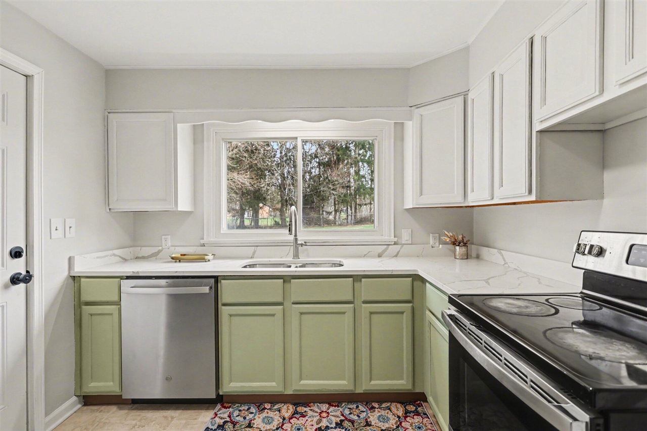 2305 Maple Drive, Jackson, MI, 49203-3650