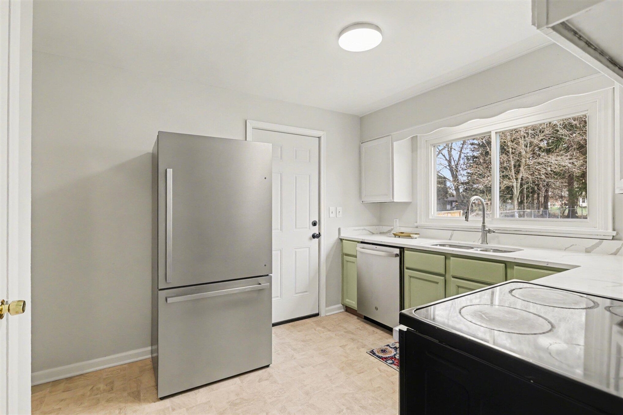 2305 Maple Drive, Jackson, MI, 49203-3650
