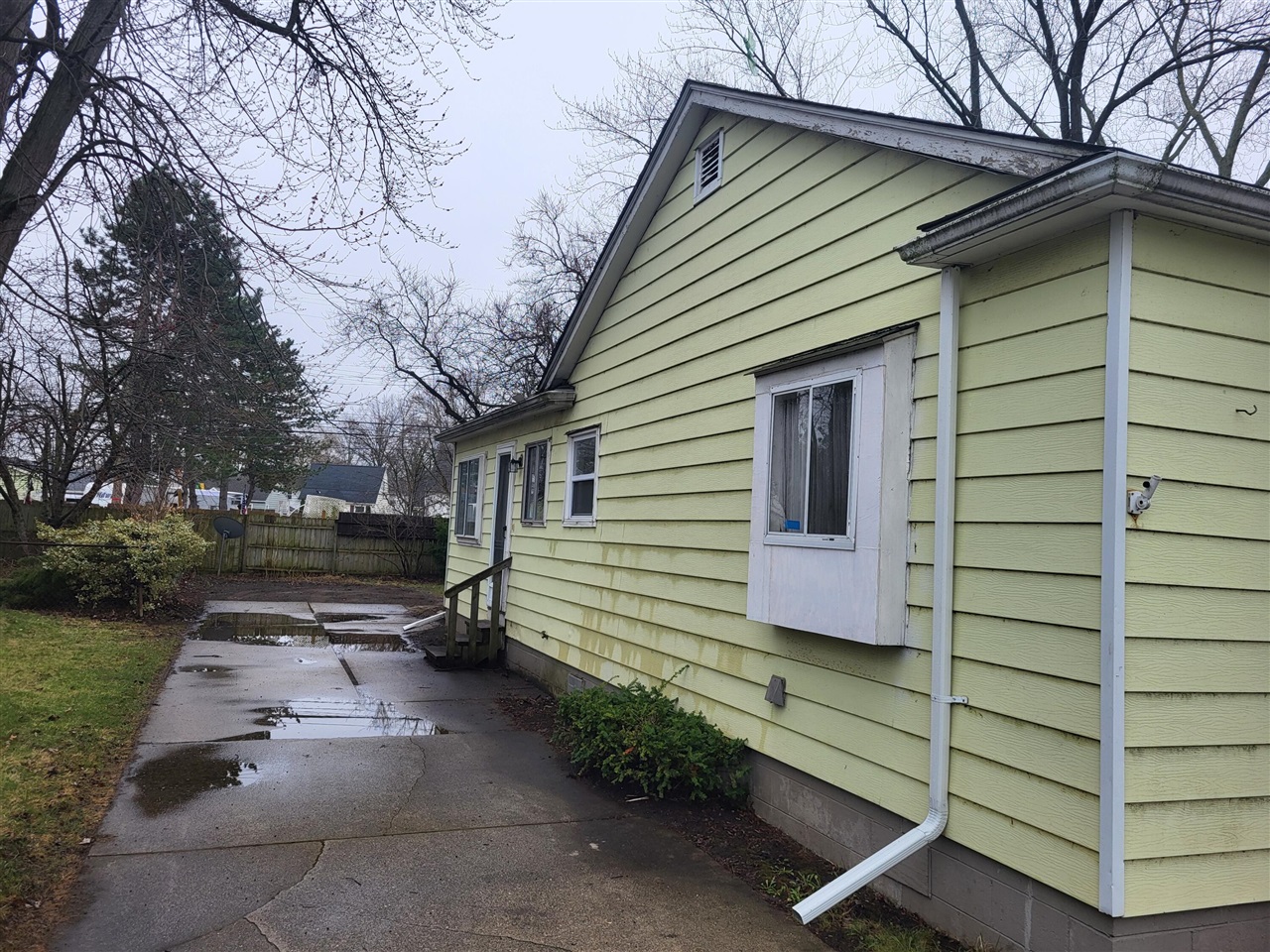 20304 E Eight Mile Road, Harper Woods, MI, 48225-1100