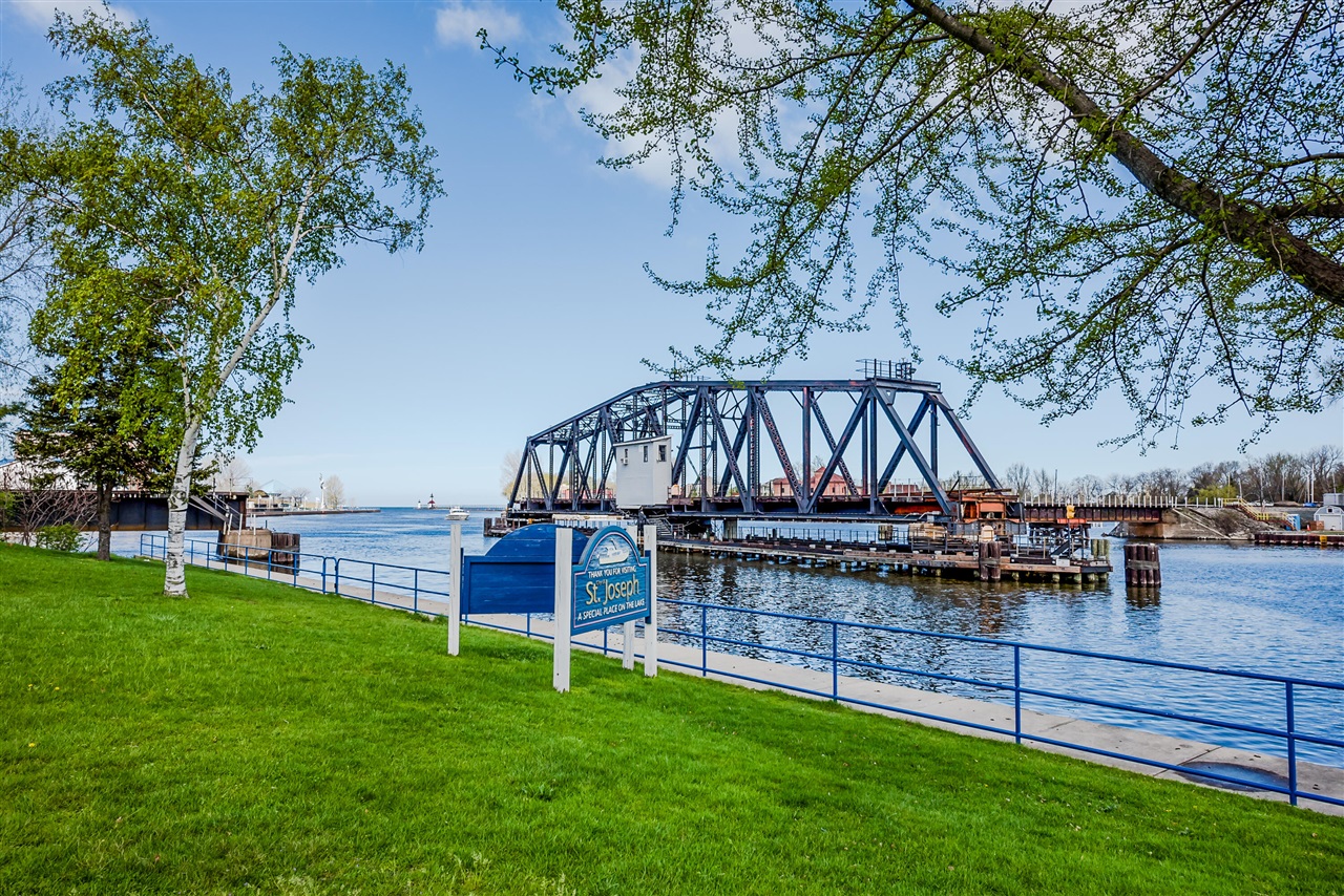 549 Dunewood, Saint Joseph, MI, 49085-3901