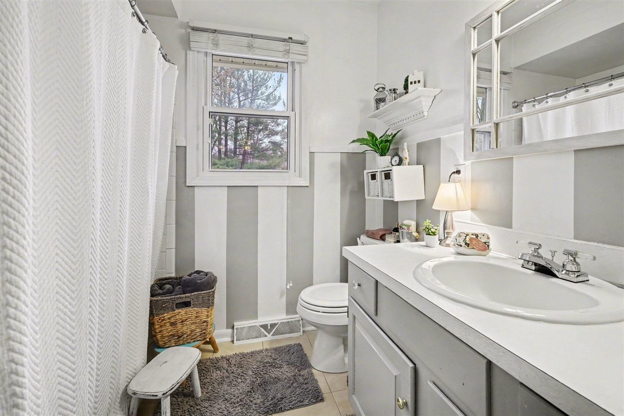 1665 Forest Hill Avenue, Grand Rapids, MI, 49546-6266