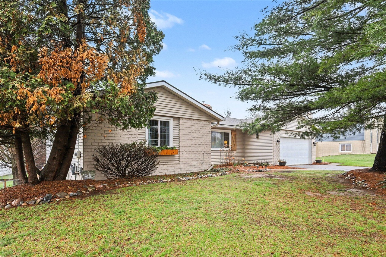 1665 Forest Hill Avenue, Grand Rapids, MI, 49546-6266