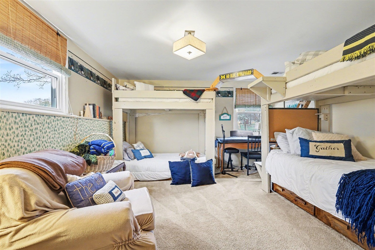 1665 Forest Hill Avenue, Grand Rapids, MI, 49546-6266