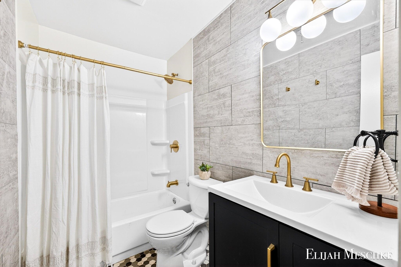 206 W Nelson Street, Hastings, MI, 49058