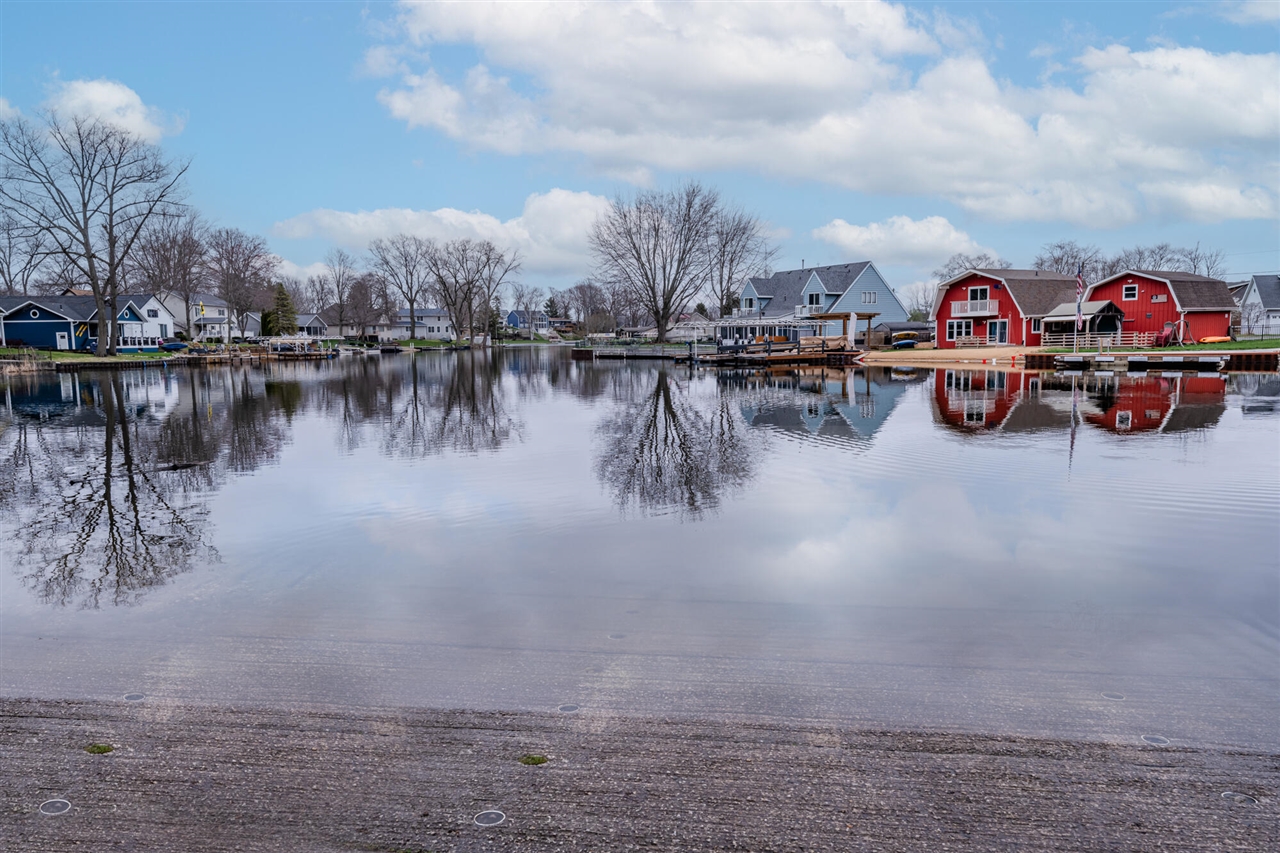 6731 Bayview Drive, Coloma, MI, 49038-9523