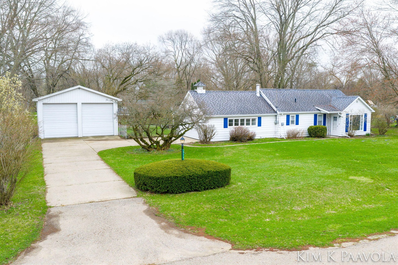 916 James Street, Plainwell, MI, 49080-1816