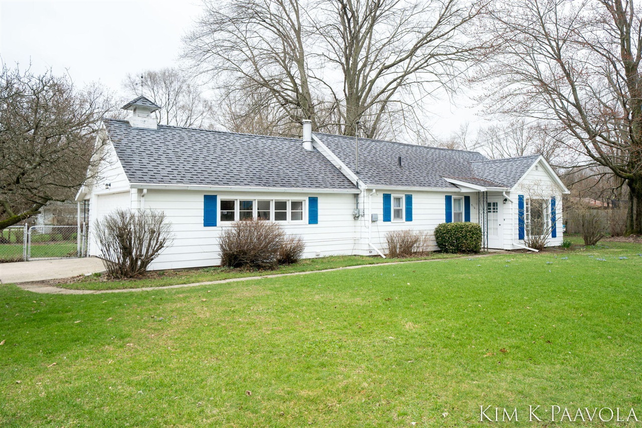 916 James Street, Plainwell, MI, 49080-1816