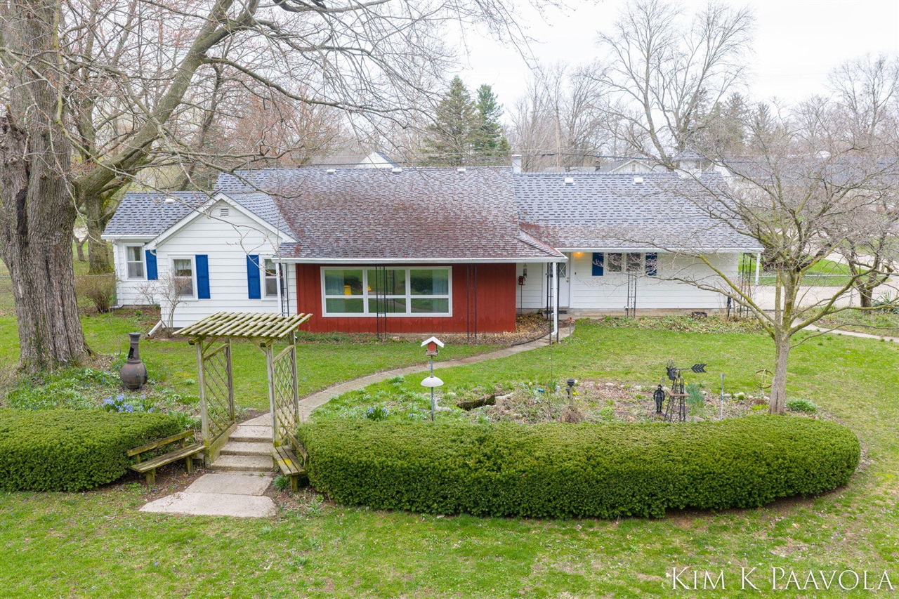 916 James Street, Plainwell, MI, 49080-1816