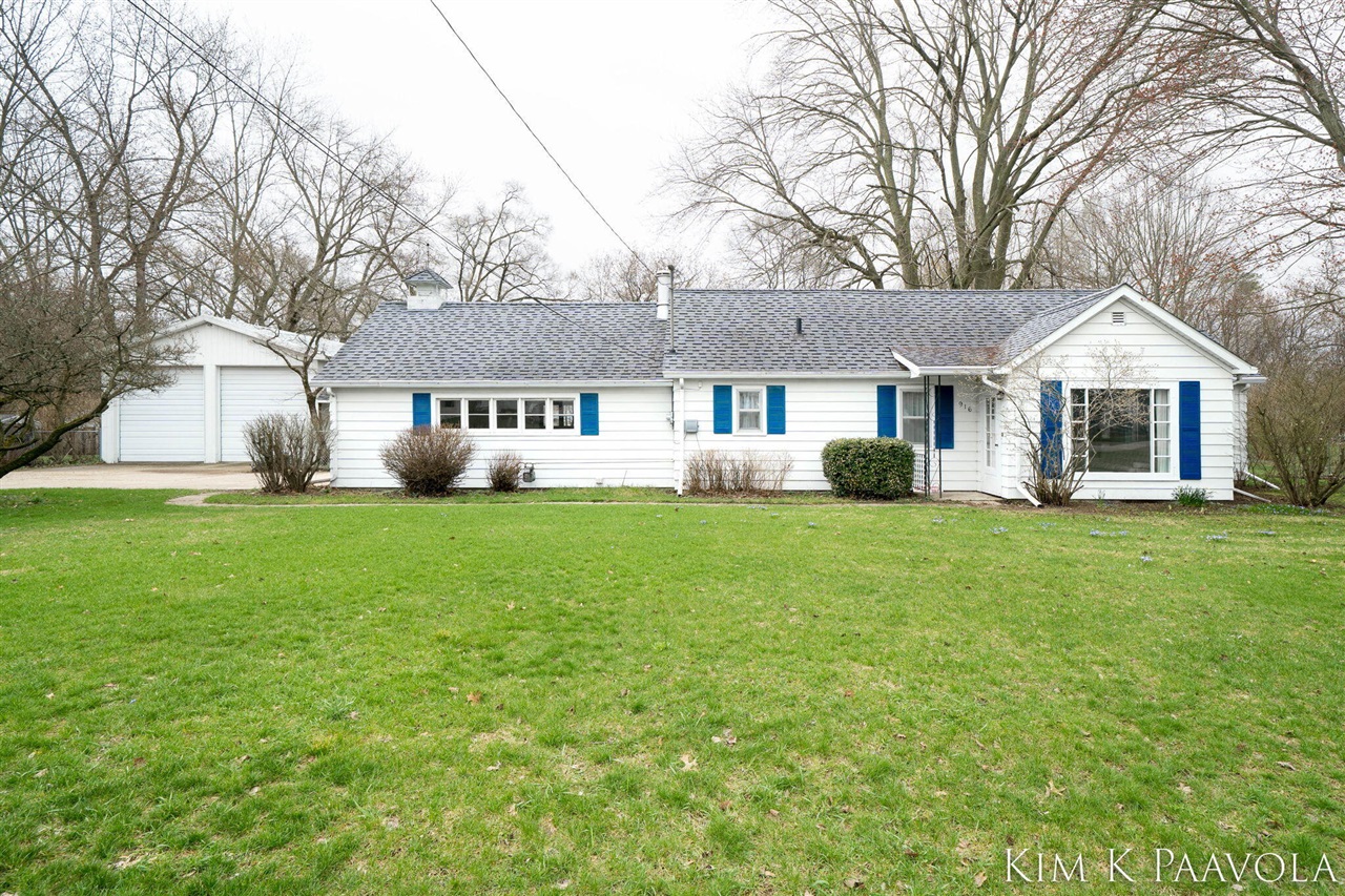 916 James Street, Plainwell, MI, 49080-1816