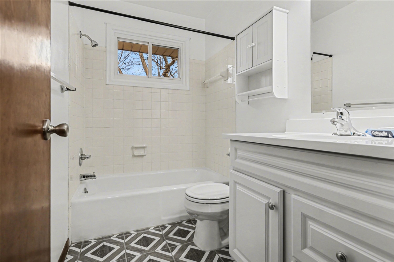 5381 Thayer Avenue, Kalamazoo, MI, 49004-1933