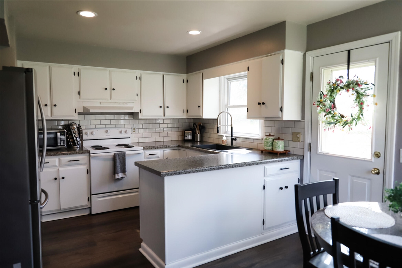 613 Hillcrest Road, Paw Paw, MI, 49079-1710