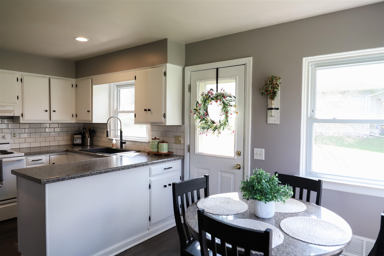 613 Hillcrest Road, Paw Paw, MI, 49079-1710