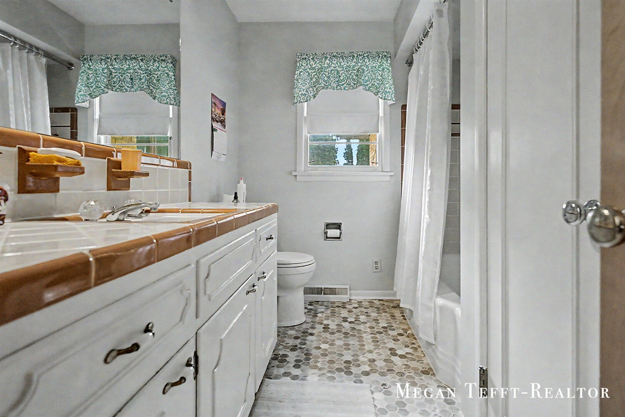 900 Maynard, Grand Rapids, MI, 49504-3659