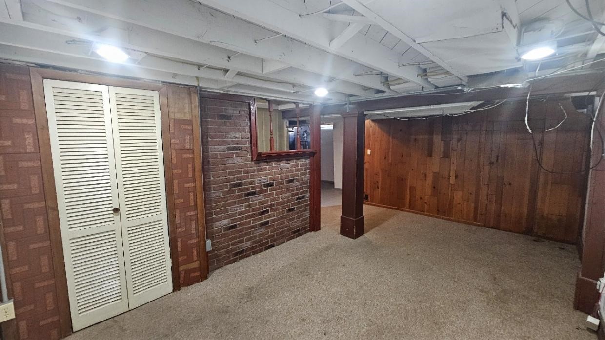 21345 Newcastle Road, Harper Woods, MI, 48225-2357