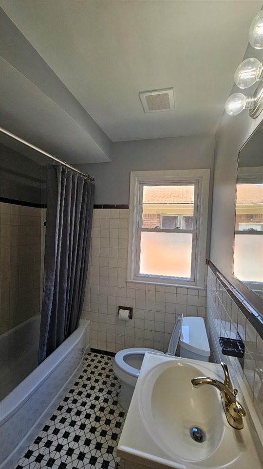 21345 Newcastle Road, Harper Woods, MI, 48225-2357