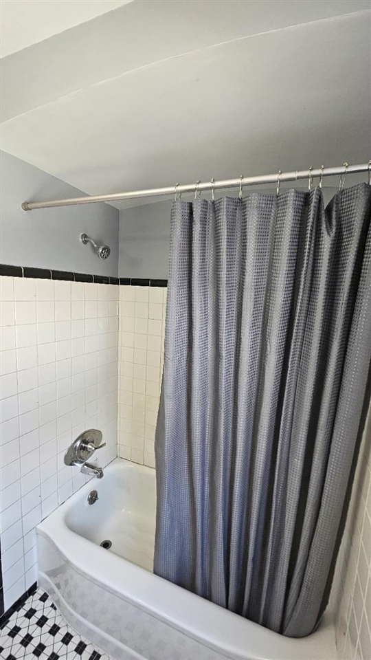 21345 Newcastle Road, Harper Woods, MI, 48225-2357