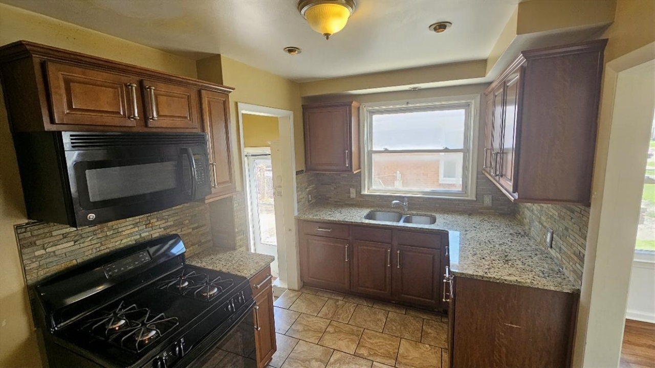 21345 Newcastle Road, Harper Woods, MI, 48225-2357