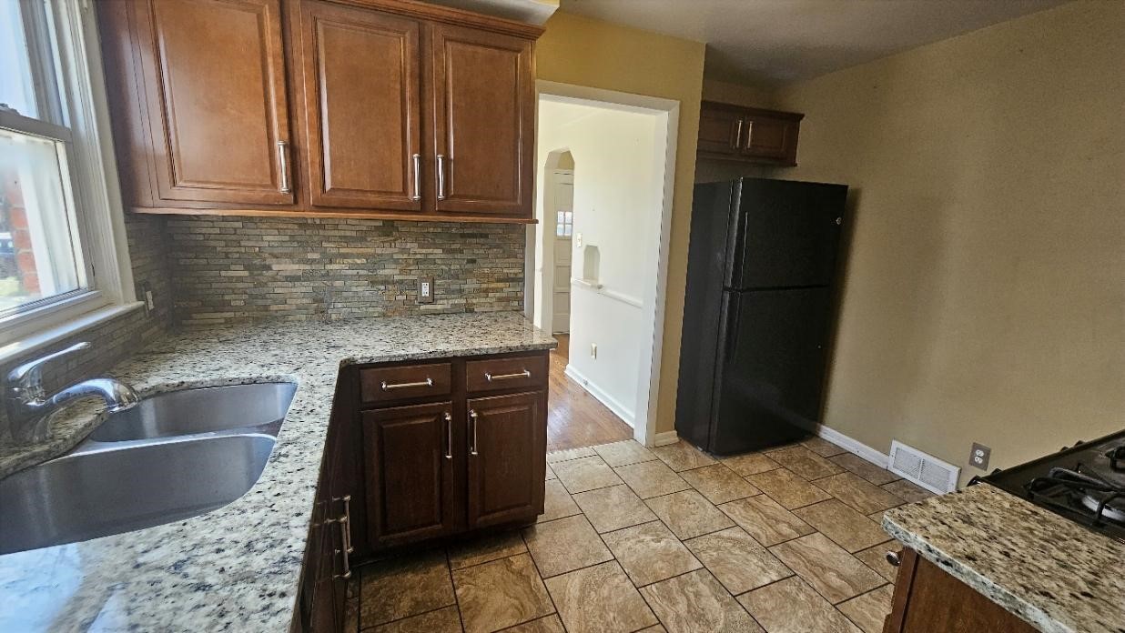 21345 Newcastle Road, Harper Woods, MI, 48225-2357