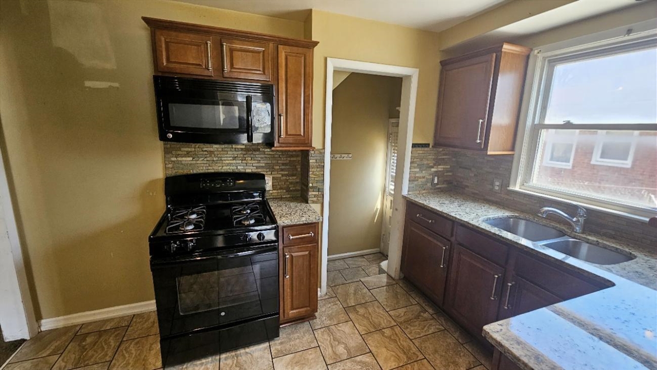 21345 Newcastle Road, Harper Woods, MI, 48225-2357