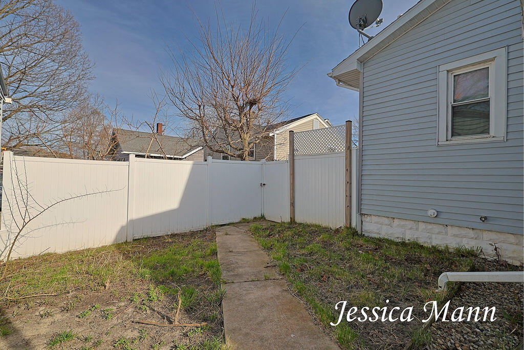 990 W Laketon Avenue, Muskegon, MI, 49441-2967