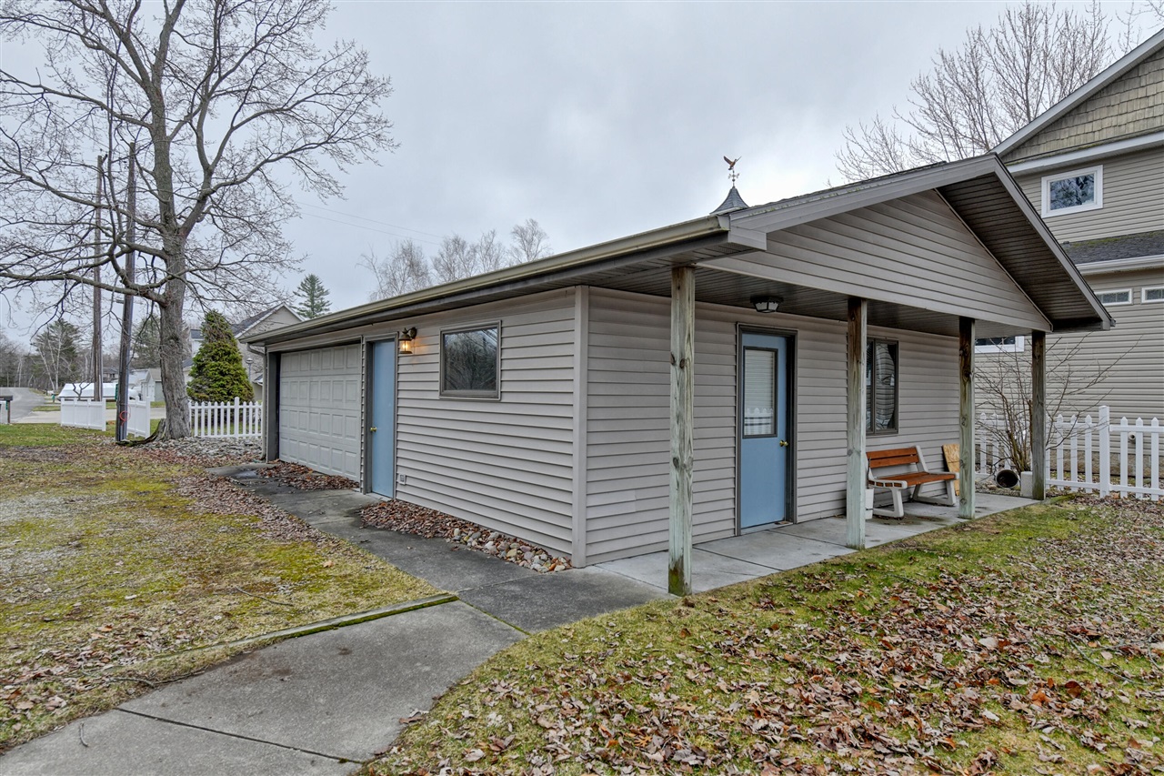 9471 Peninsula Drive, Mecosta, MI, 49332-9736