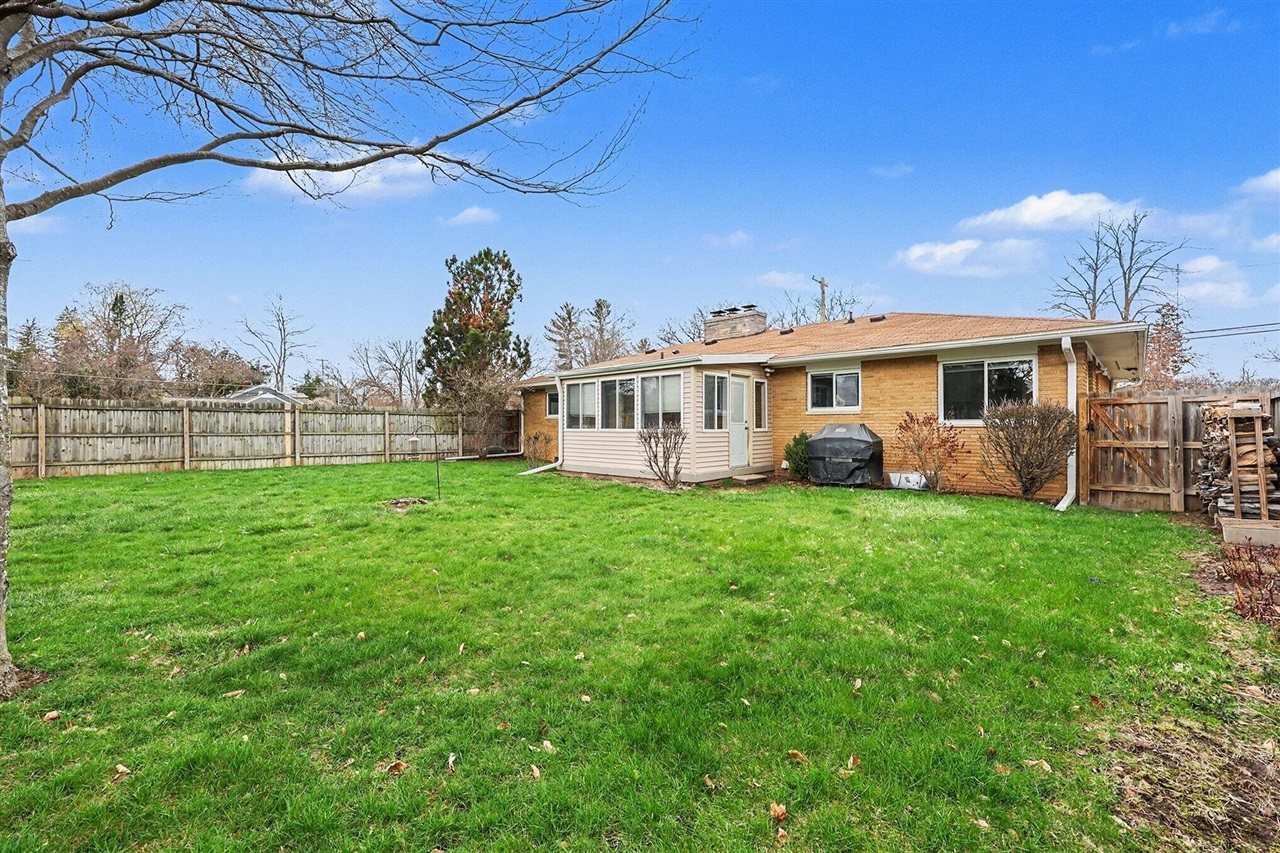 1109 W Franklin Street, Jackson, MI, 49203-1561