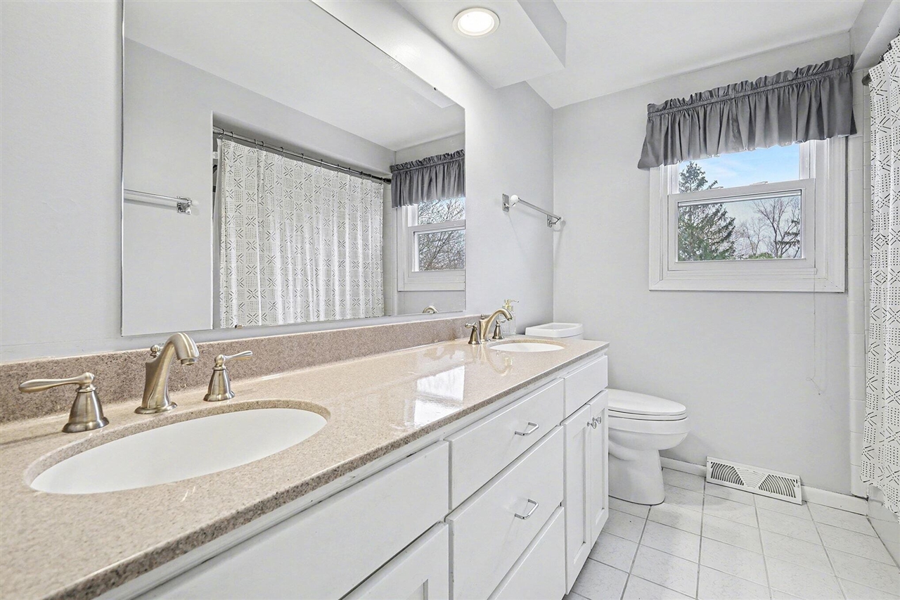 2211 Ridgewood Avenue, Grand Rapids, MI, 49546-5538